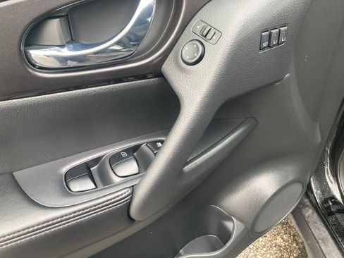 Used 2018 Nissan Rogue SV w/ Premium Package image 14