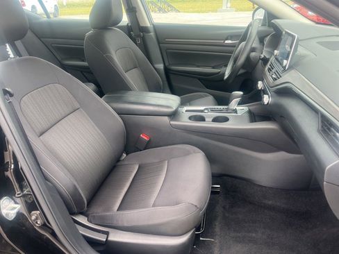 Used 2025 Nissan Altima 2.5 SV FWD image 11