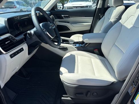 Used 2025 Kia Telluride EX w/ EX Captain's Chair Package FWD image 9