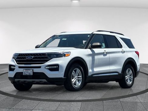 Certified 2021 Ford Explorer XLT w/ Equipment Group 202A RWD image 9