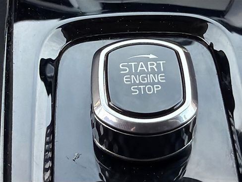 Used 2023 Volvo XC90 B6 Plus image 35