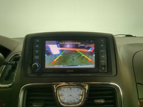 Used 2013 Chrysler Town & Country Touring FWD image 22