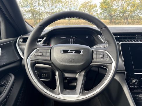 New 2025 Jeep Grand Cherokee Altitude image 22