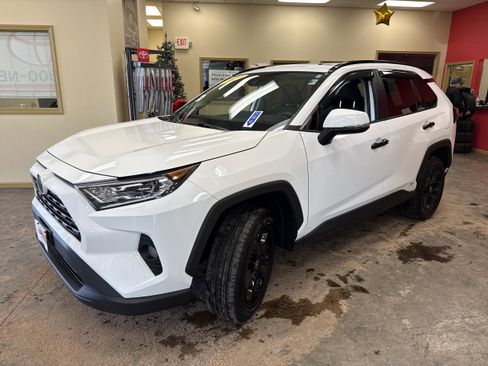 Used 2021 Toyota RAV4 XLE w/ Convenience Package image 3