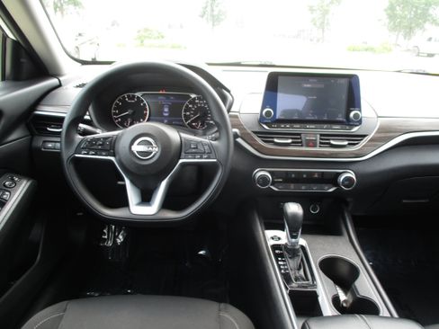 Used 2025 Nissan Altima 2.5 SV FWD image 13