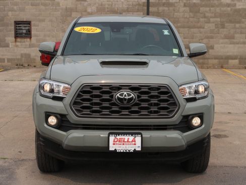 Used 2022 Toyota Tacoma TRD Sport AWD/4WD image 2
