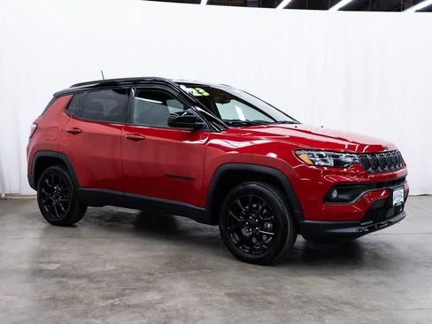 Used 2023 Jeep Compass Latitude AWD/4WD image 1