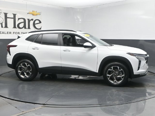Used 2025 Chevrolet Trax LT FWD image 1