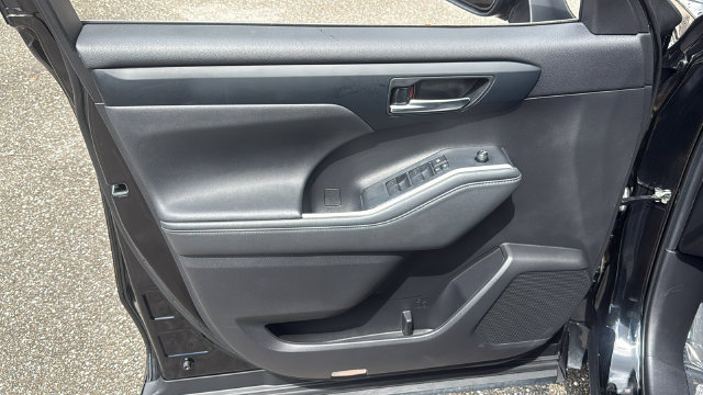 Used 2022 Toyota Highlander XLE FWD image 18