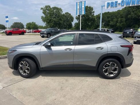 Used 2025 Chevrolet Trax LT w/ LT Convenience Package FWD image 3
