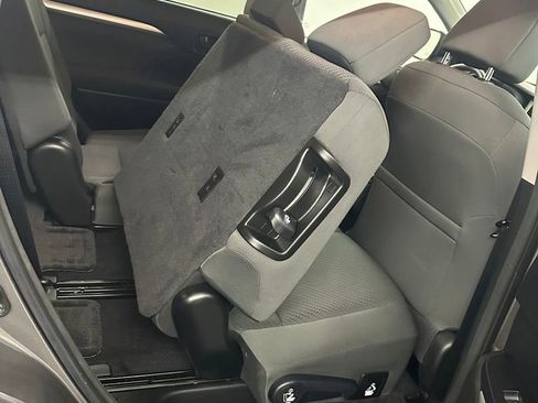 Used 2016 Toyota Highlander LE FWD image 31