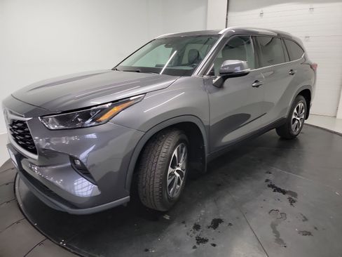 Used 2022 Toyota Highlander XLE AWD/4WD image 3