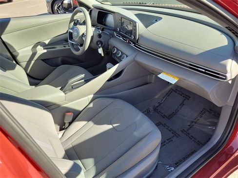 Used 2025 Hyundai Elantra SE image 17