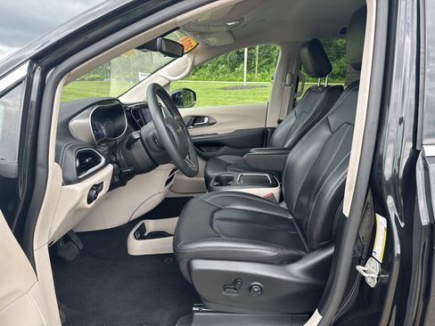 Used 2024 Chrysler Pacifica Limited FWD image 21