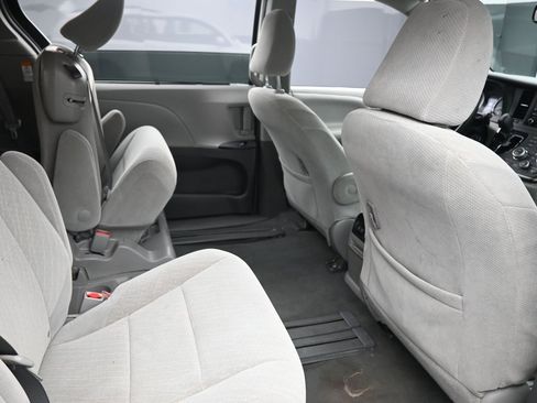 Used 2019 Toyota Sienna LE image 9