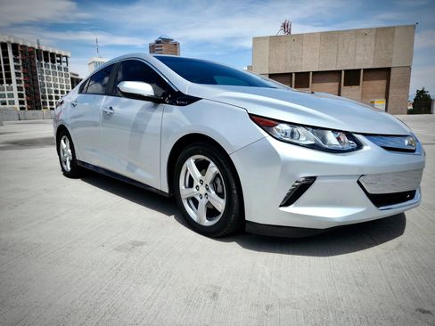 Used 2017 Chevrolet Volt LT FWD image 3