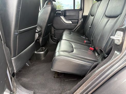 Used 2016 Jeep Wrangler Unlimited Sahara w/ Connectivity Group AWD/4WD image 17