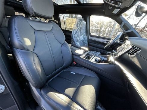 New 2025 Jeep Wagoneer L Series II w/ Premium Group I image 16