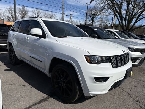 Used 2019 Jeep Grand Cherokee Altitude image 2