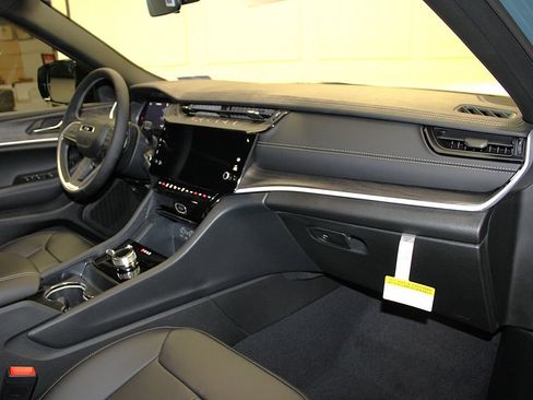 New 2026 Jeep Grand Cherokee Limited w/ Limited Altitude Package AWD/4WD image 29