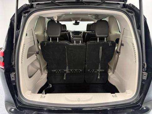 Used 2024 Chrysler Pacifica Touring-L FWD image 39