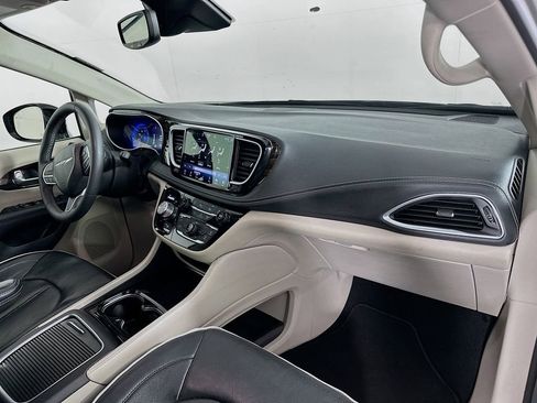 Used 2023 Chrysler Pacifica Limited FWD image 31