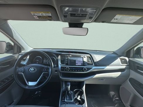 Used 2019 Toyota Highlander XLE AWD/4WD image 23