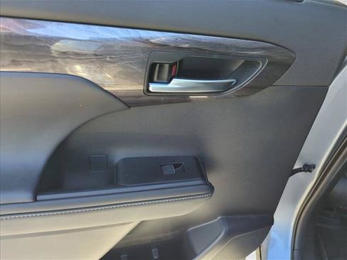 Certified 2020 Toyota Highlander Limited FWD image 21