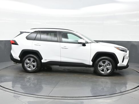 Used 2022 Toyota RAV4 XLE AWD/4WD image 7