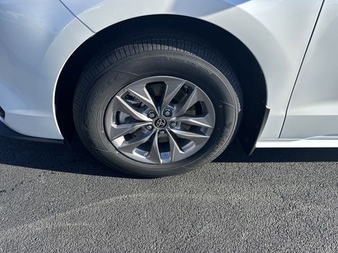 New 2025 Toyota Sienna XLE image 9