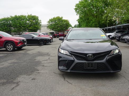 Used 2018 Toyota Camry SE FWD image 2