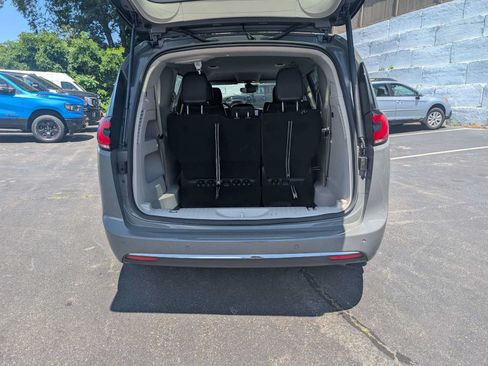 Used 2023 Chrysler Pacifica Touring-L AWD/4WD image 27