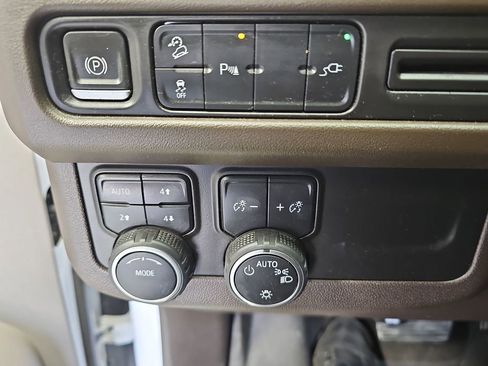 Used 2021 Chevrolet Tahoe Z71 image 24