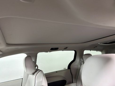 Used 2020 Chrysler Pacifica Limited FWD image 14