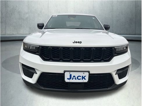 New 2025 Jeep Grand Cherokee Altitude image 9