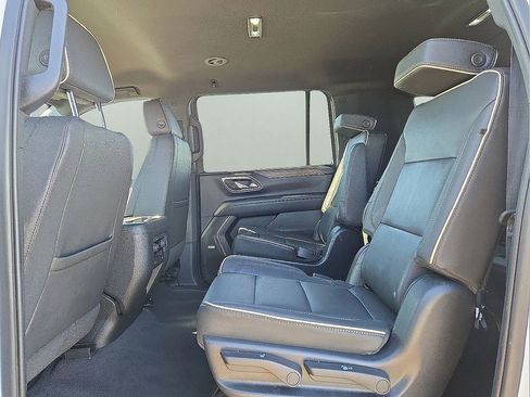 Used 2023 Chevrolet Suburban Premier image 17