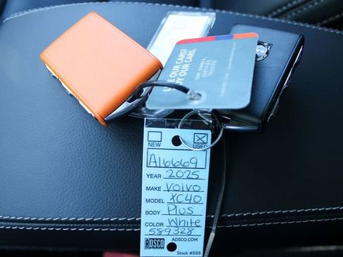 Used 2025 Volvo XC40 B5 Plus image 32