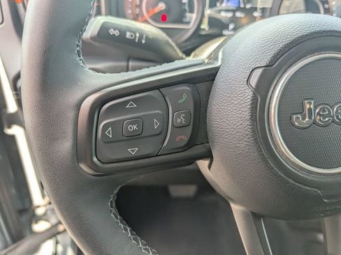 Used 2025 Jeep Gladiator Mojave AWD/4WD image 18