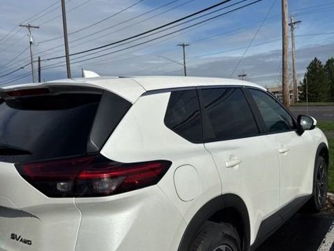 Used 2024 Nissan Rogue SV image 7