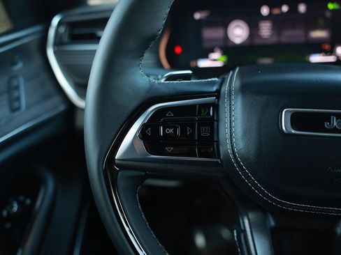 Used 2023 Jeep Grand Cherokee Overland w/ Advanced Protech Group III AWD/4WD image 19