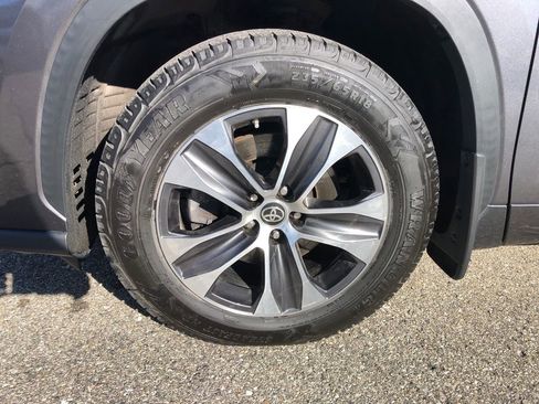 Used 2021 Toyota Highlander XLE AWD/4WD image 20