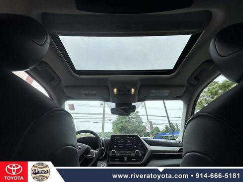 Used 2021 Toyota Highlander XLE AWD/4WD image 24