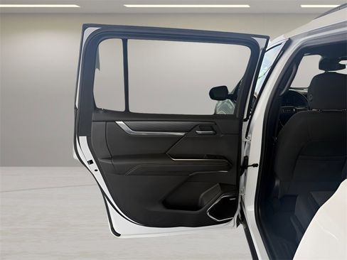 Used 2025 GMC Acadia Elevation image 14