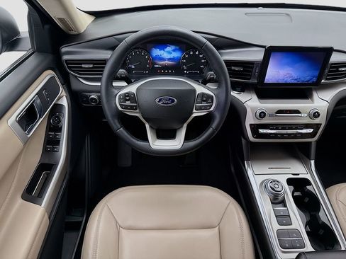 Used 2022 Ford Explorer XLT w/ Equipment Group 202A image 10