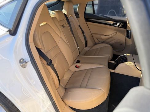 Used 2020 Porsche Panamera image 40