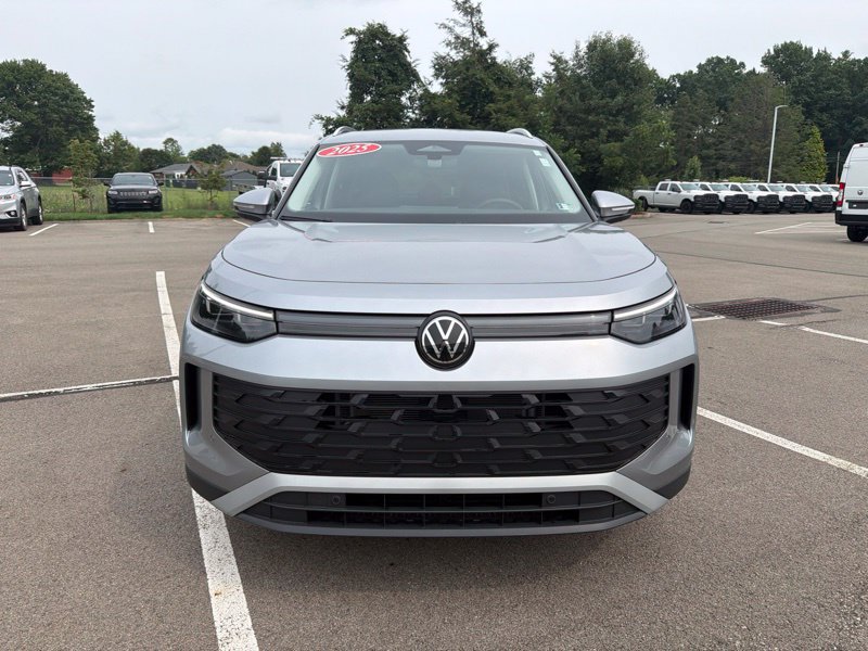 Used 2025 Volkswagen Tiguan SE AWD/4WD image 8