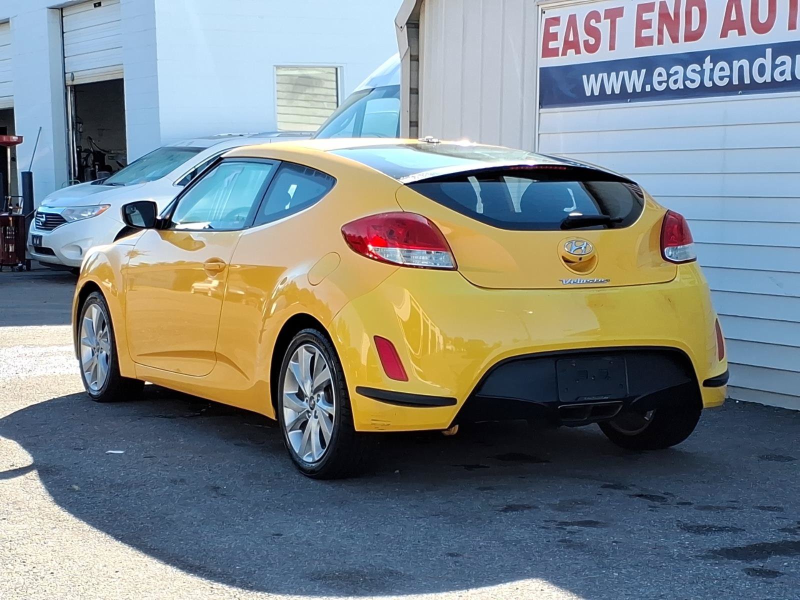 Used 2016 Hyundai Veloster FWD image 3