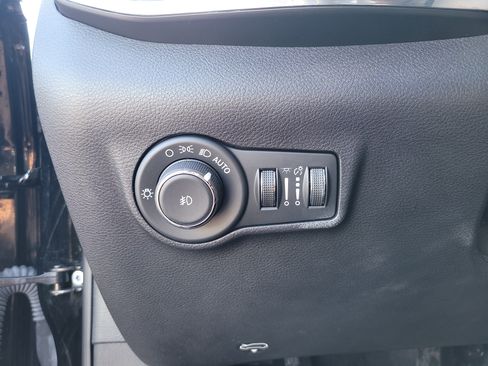 Used 2023 Jeep Compass Limited image 31