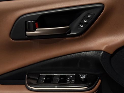 Used 2025 Toyota Crown Signia image 24