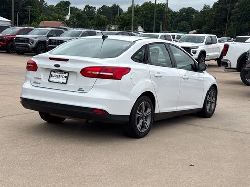 Used 2018 Ford Focus SE w/ SE Appearance Package FWD image 3